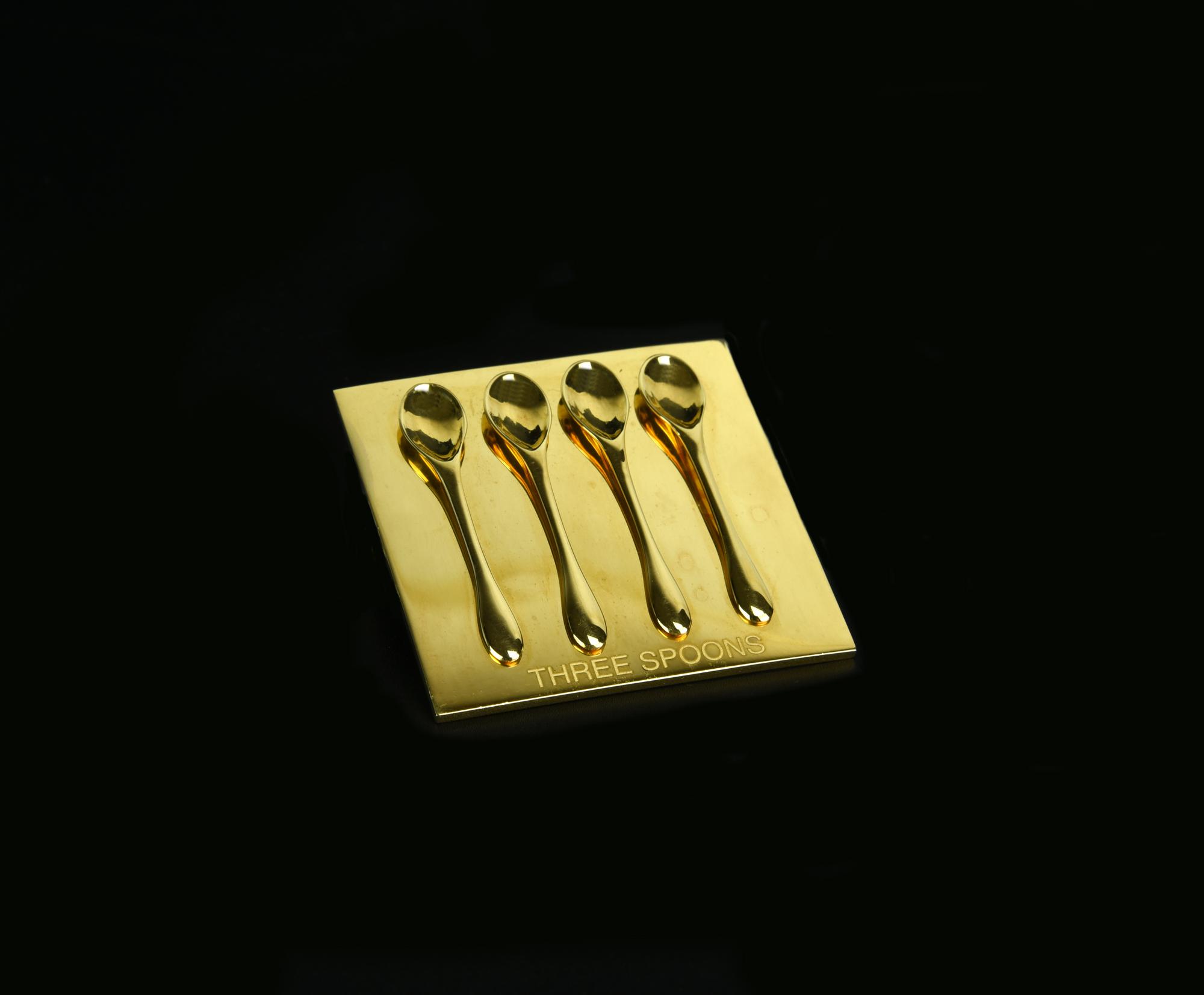 Yoko Ono (1933) SPILLA-CIONDOLO. THREE SPOONS in oro giallo 18kt, gr 36,2, cm...