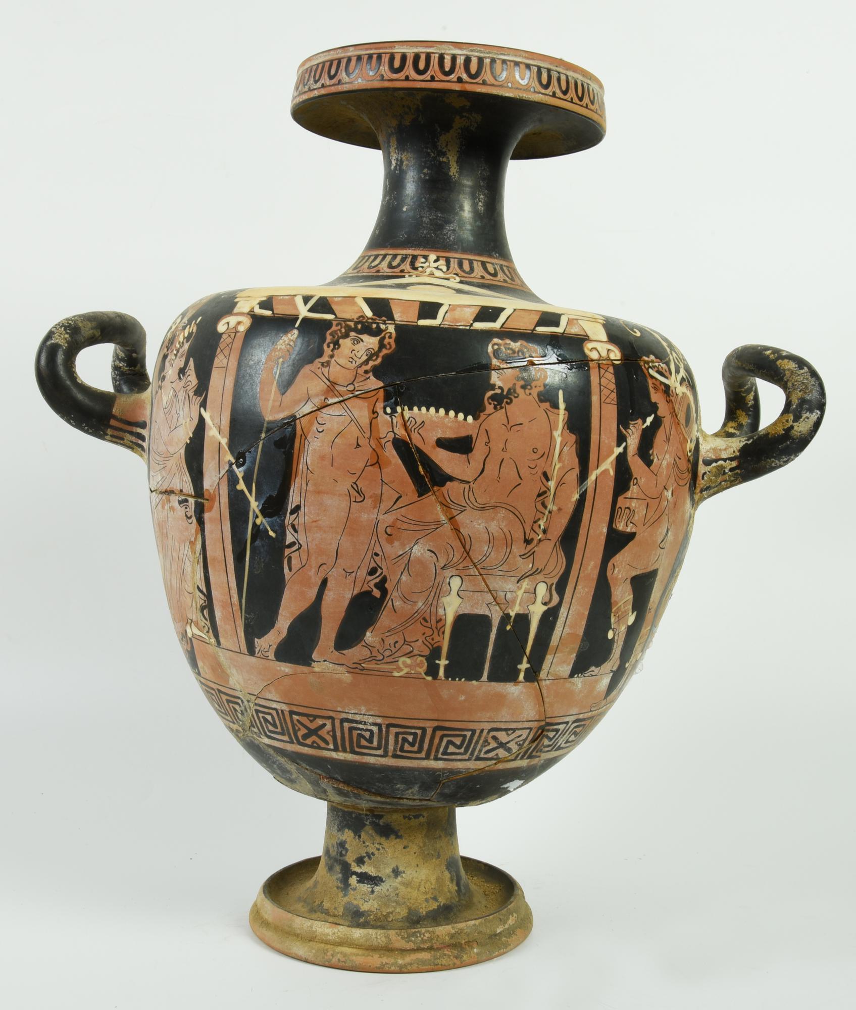 GRANDE HYDRIA APULA A FIGURE ROSSE DATAZIONE: 320-300 a. C. MATERIA E...