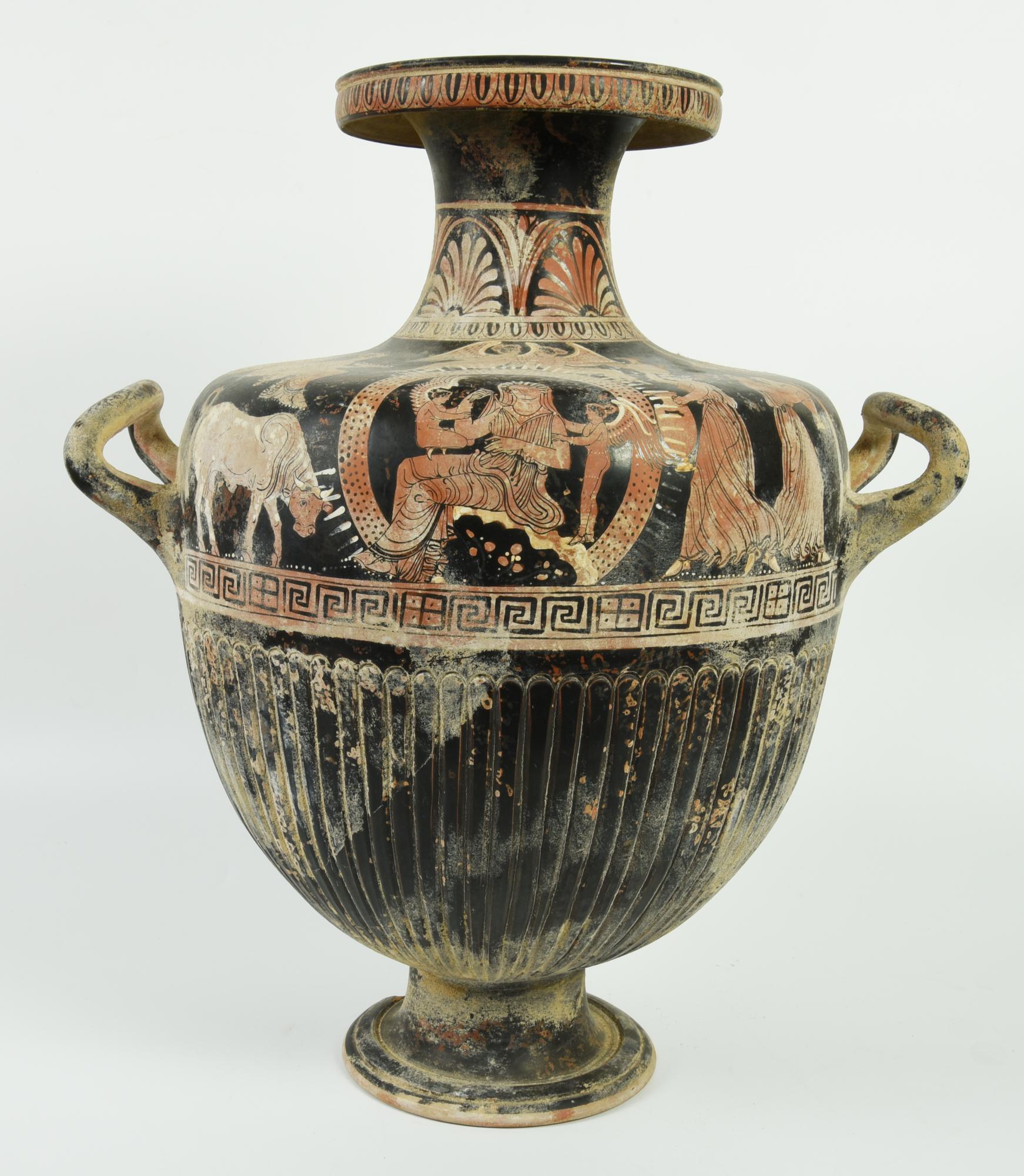 HYDRIA APULA A FIGURE ROSSE DATAZIONE: 350-330 a.C. MATERIA E TECNICA:...