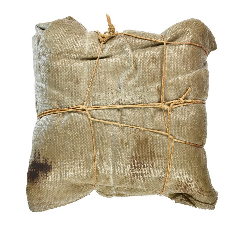 Christo , (1935 - 2020) PACKAGE sacco, corda, stamponi e foto, cm 32x38 firma...