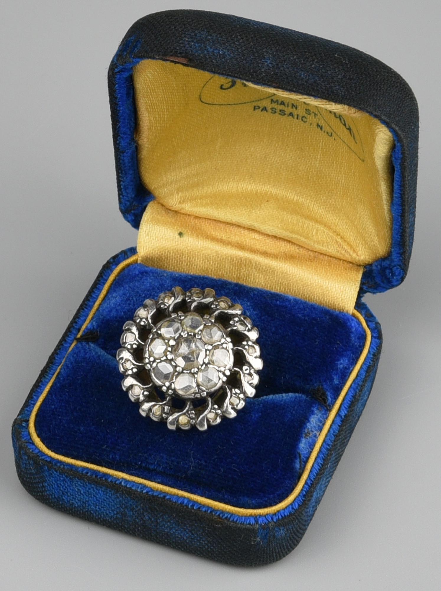 ANELLO fine XIX-inizi XX secolo, in oro 14kt e argento, modellato a corolla...
