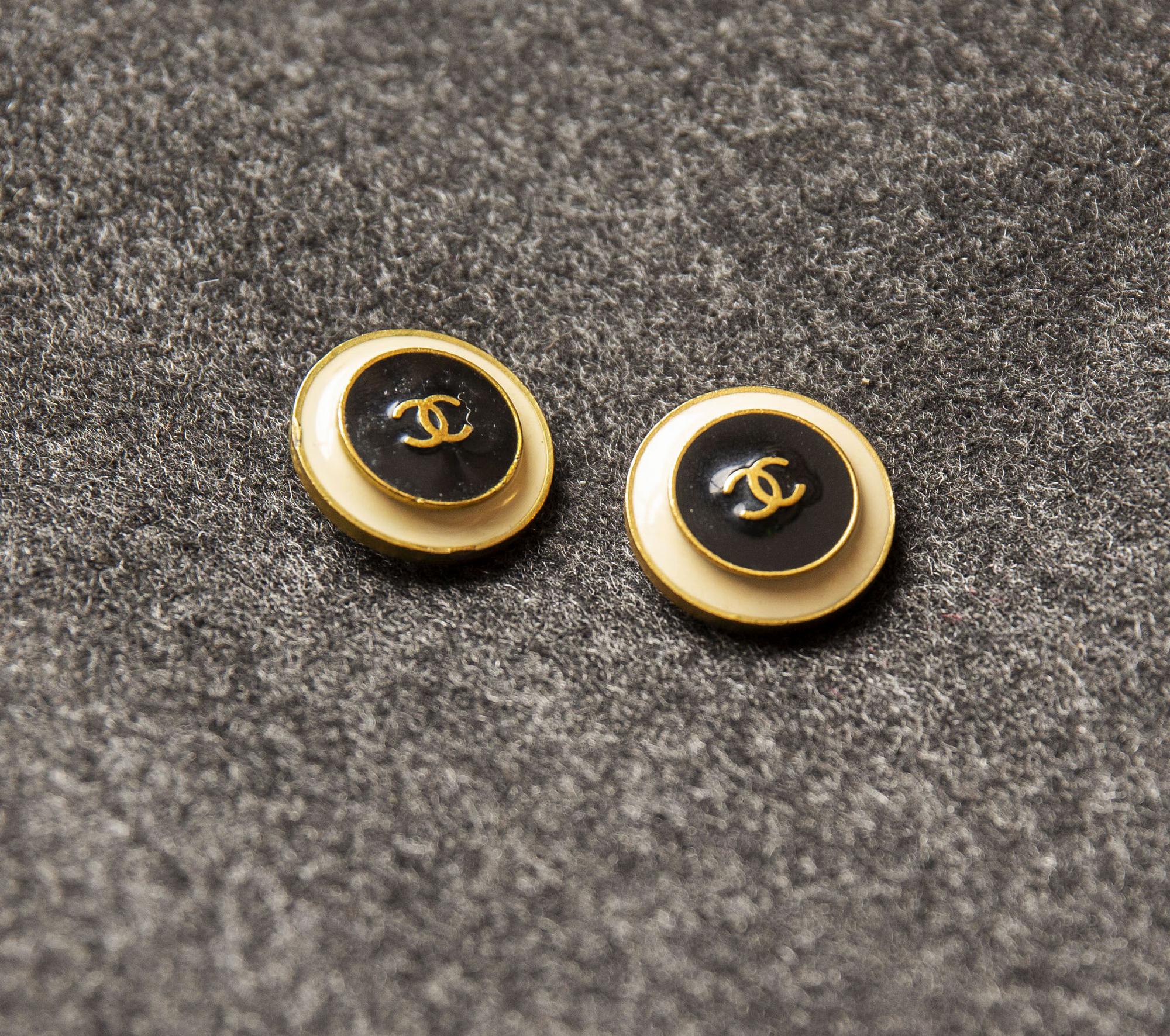 Chanel CLASSIC EARRINGS Description: Clip earrings from the 70s, ivory and...