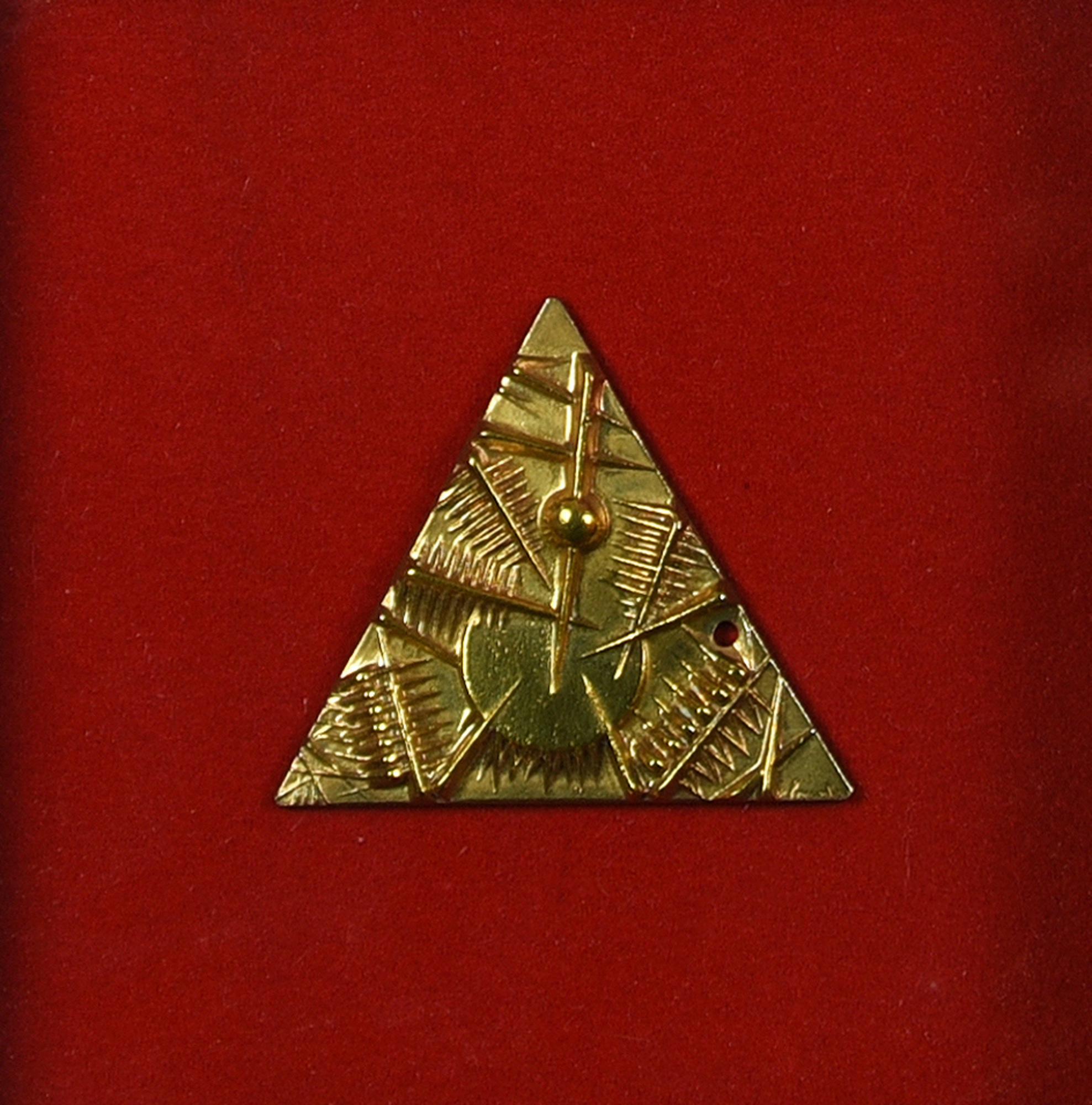 Arnaldo Pomodoro (1926) SENZA TITOLO rilievo in metallo dorato, cm 5x5; senza...