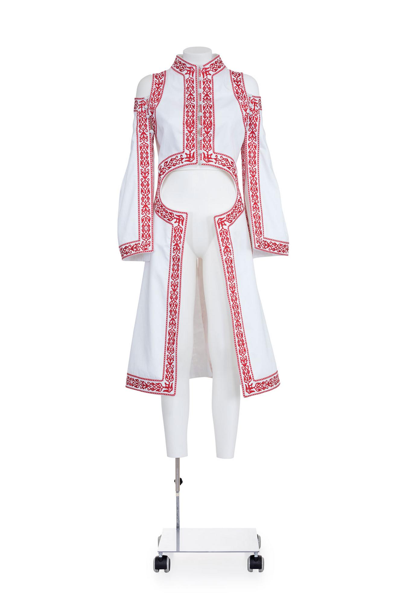 ALEXANDER McQUEEN Rare cut out embroidered redingote DESCRIPTION: Rare white...