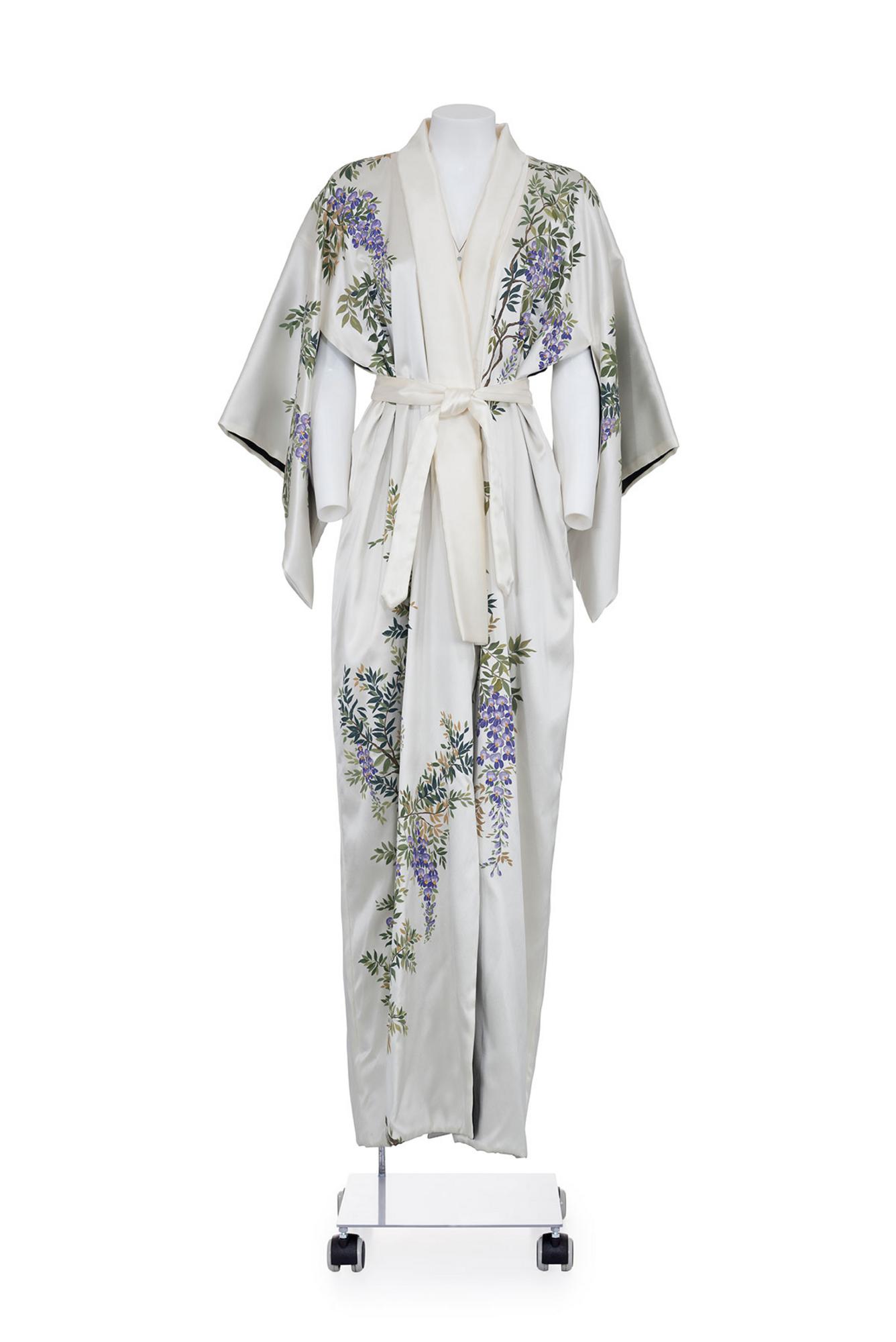 DOLCE & GABBANA Rare silk hand painted long kimono DESCRIPTION: Rare ivory...