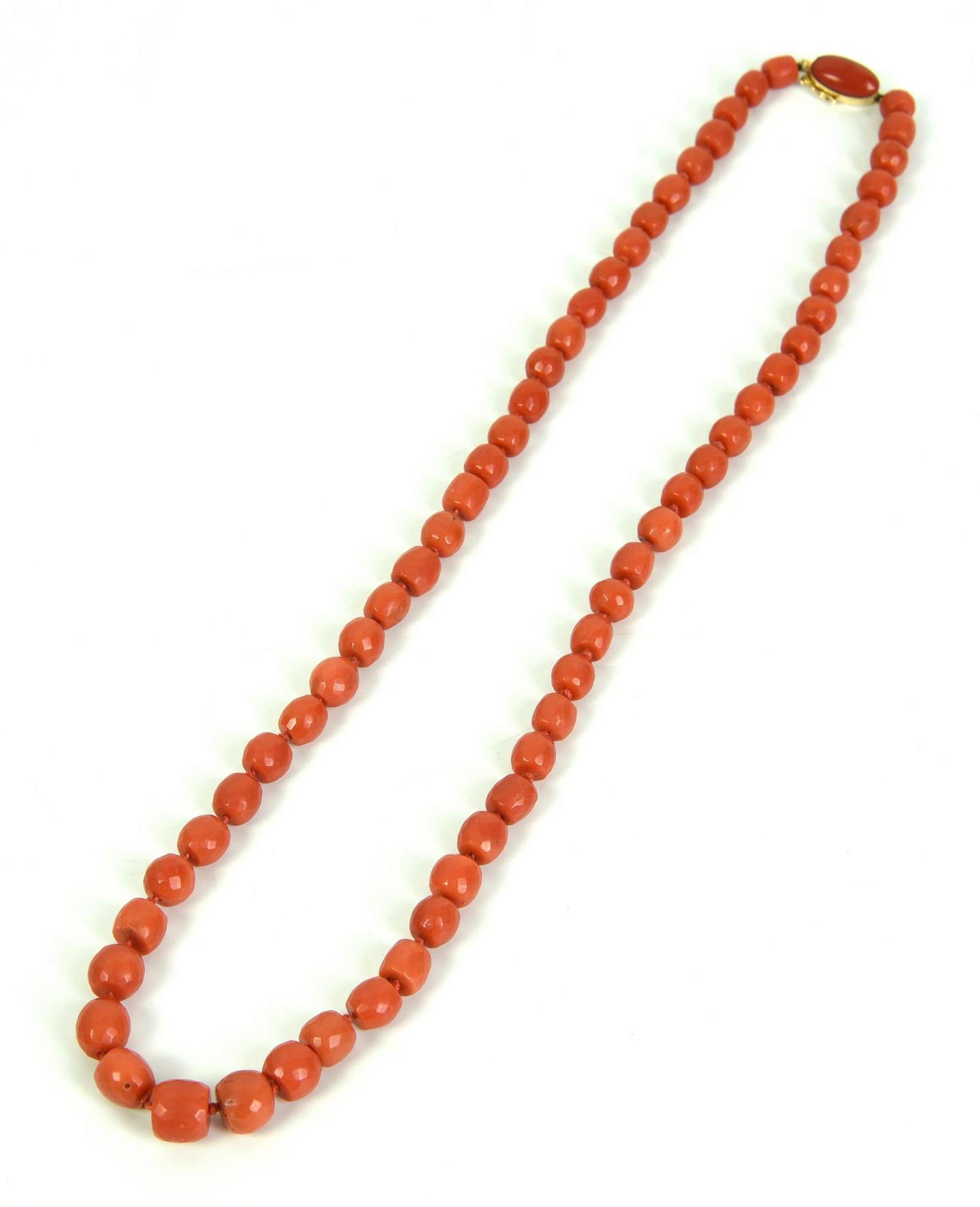 COLLANA DI CORALLO a un filo di corallo rosso, boules sfaccettate, con...