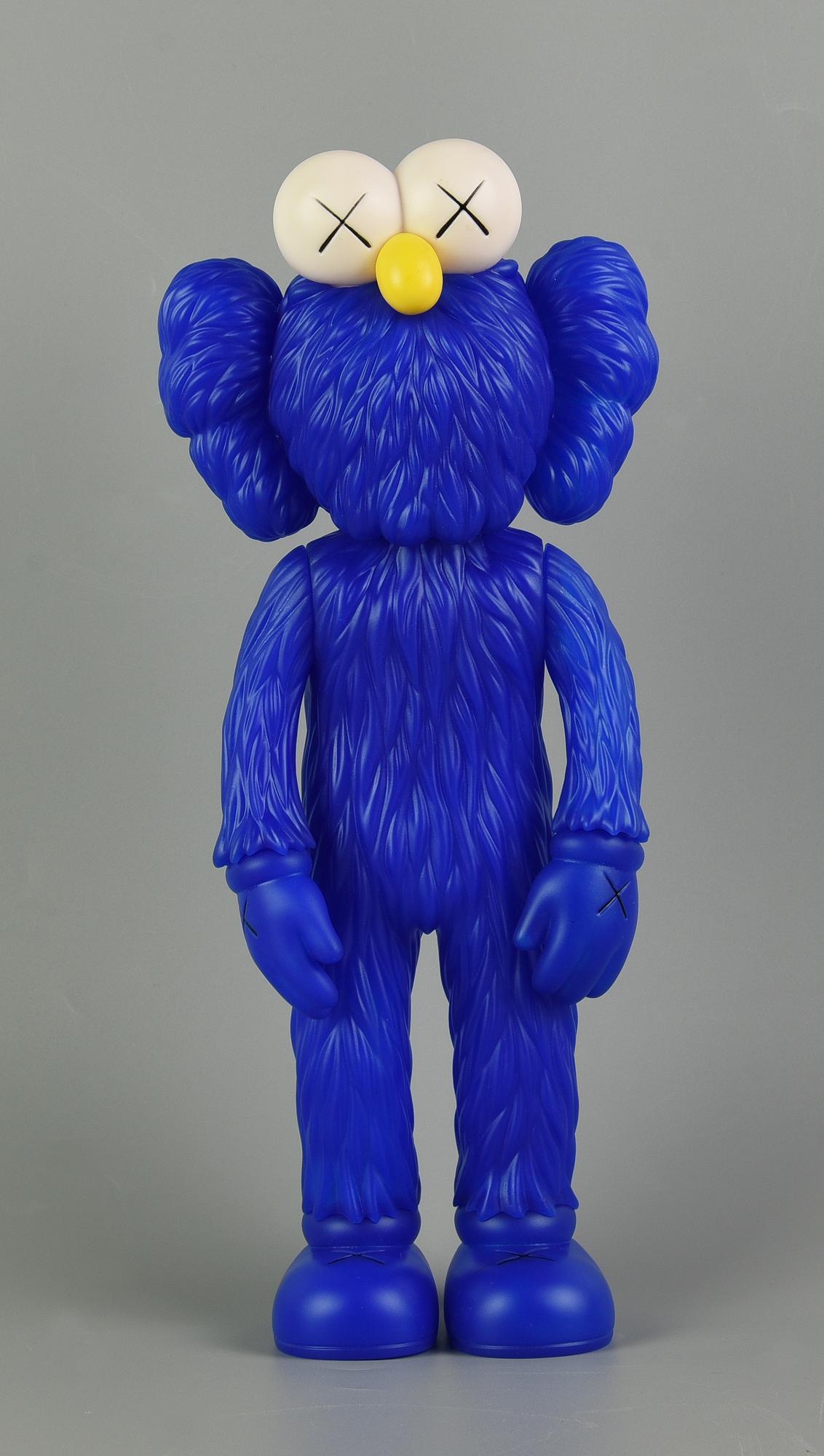 KAWS KAWS BFF COMPANION BLUE, 2017 scultura in vinile, cm 33x14x7 sotto la...