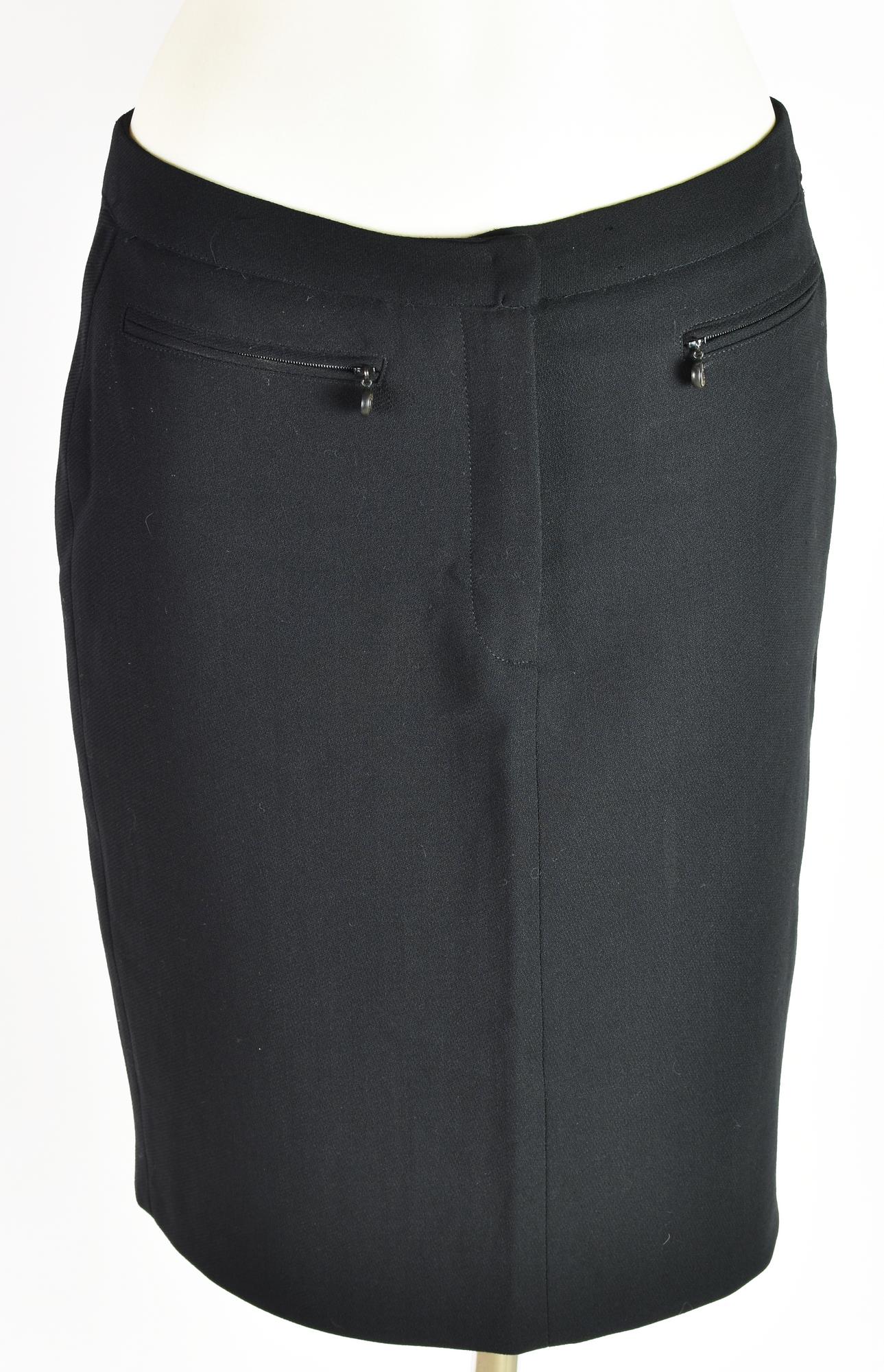 Gucci BLACK SKIRT DESCRIPTION: Knee-length black skirt, closed with a front...