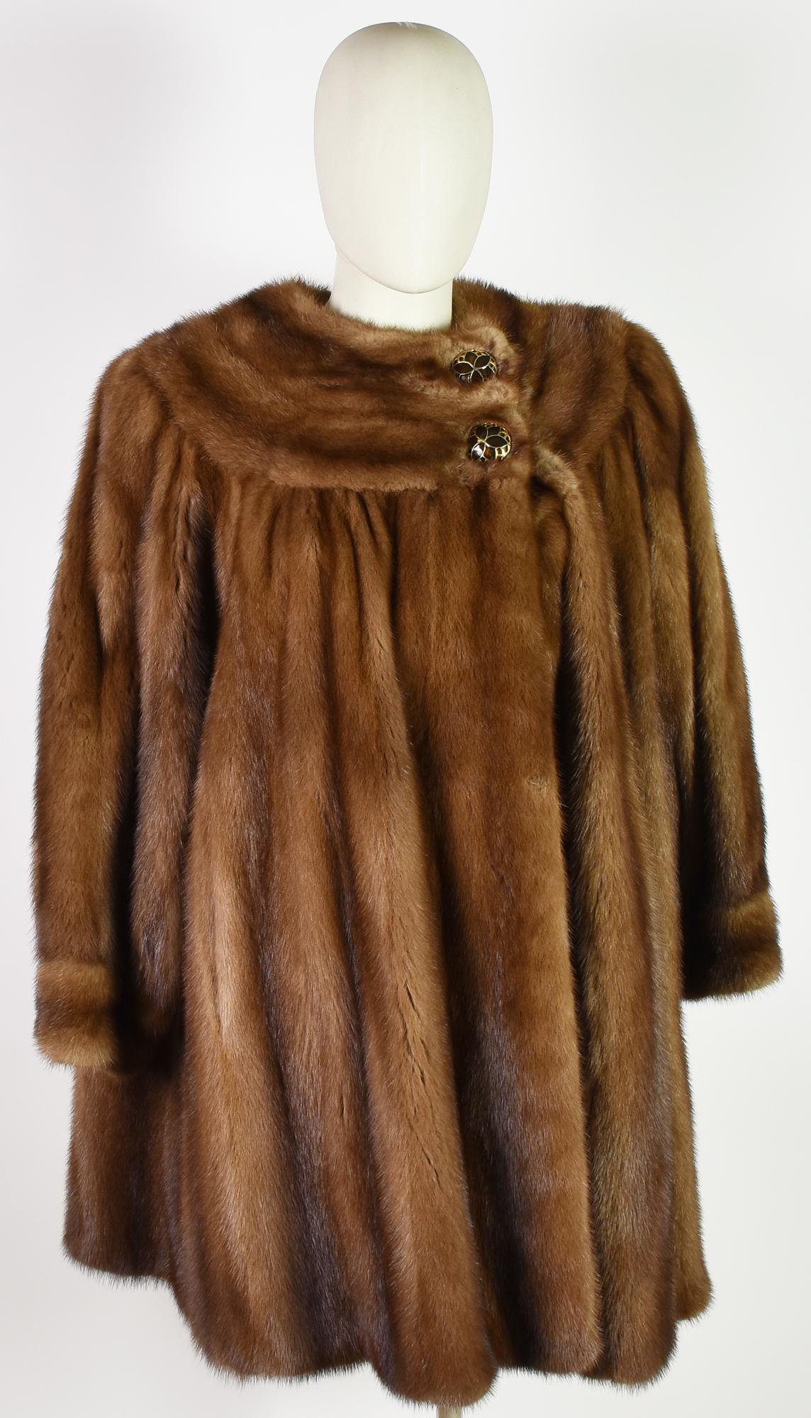 MINK FUR DESCRIPTION: Artisanal Mink fur. Length 88 cm, diameter 200 cm....