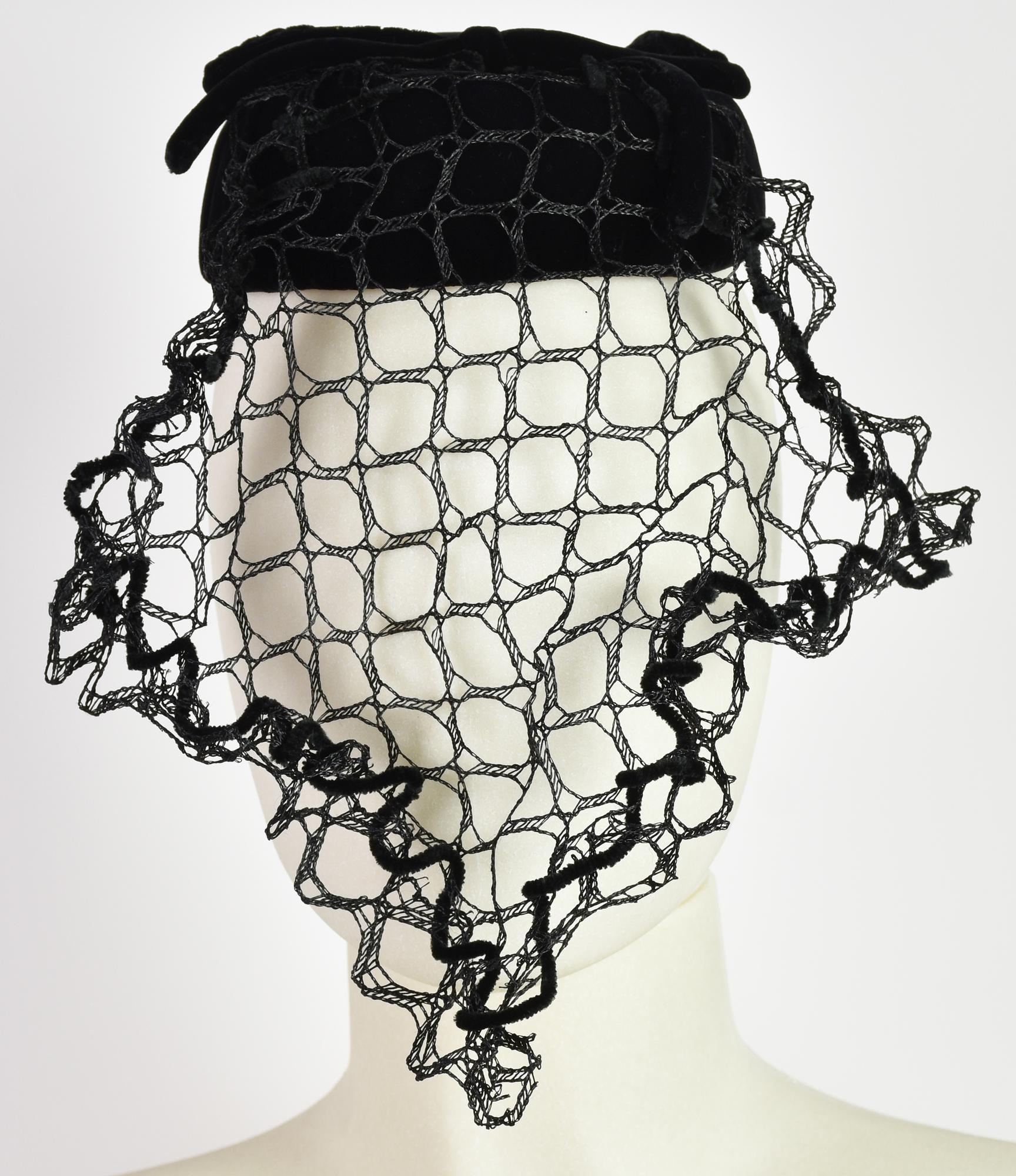 Pierre Cardin SKULL CAP DESCRIPTION: Skull cap in black velvet and precious...