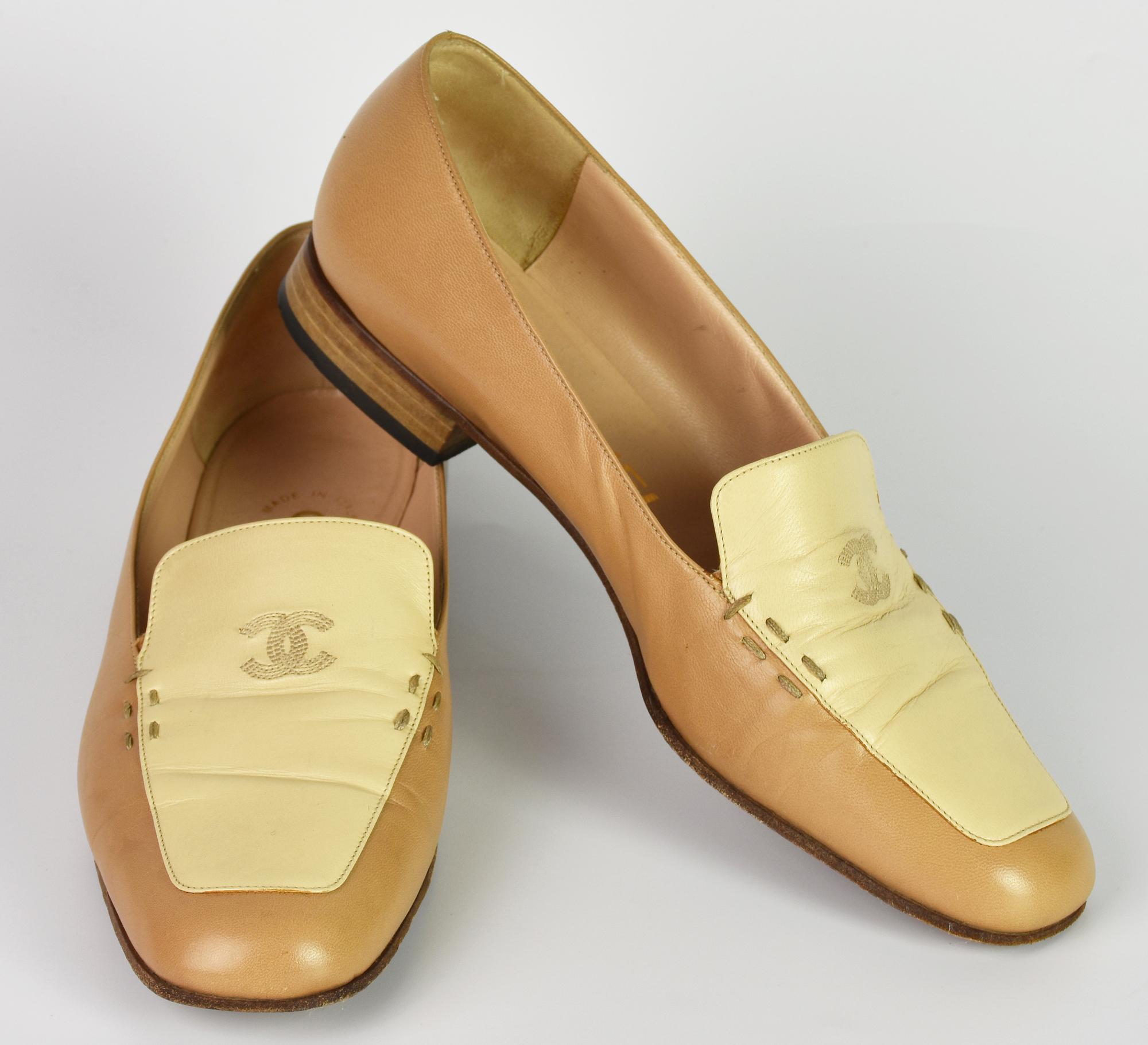 Chanel LEATHER LOAFERS DESCRIPTION: Women's leather loafers with the Maison's...