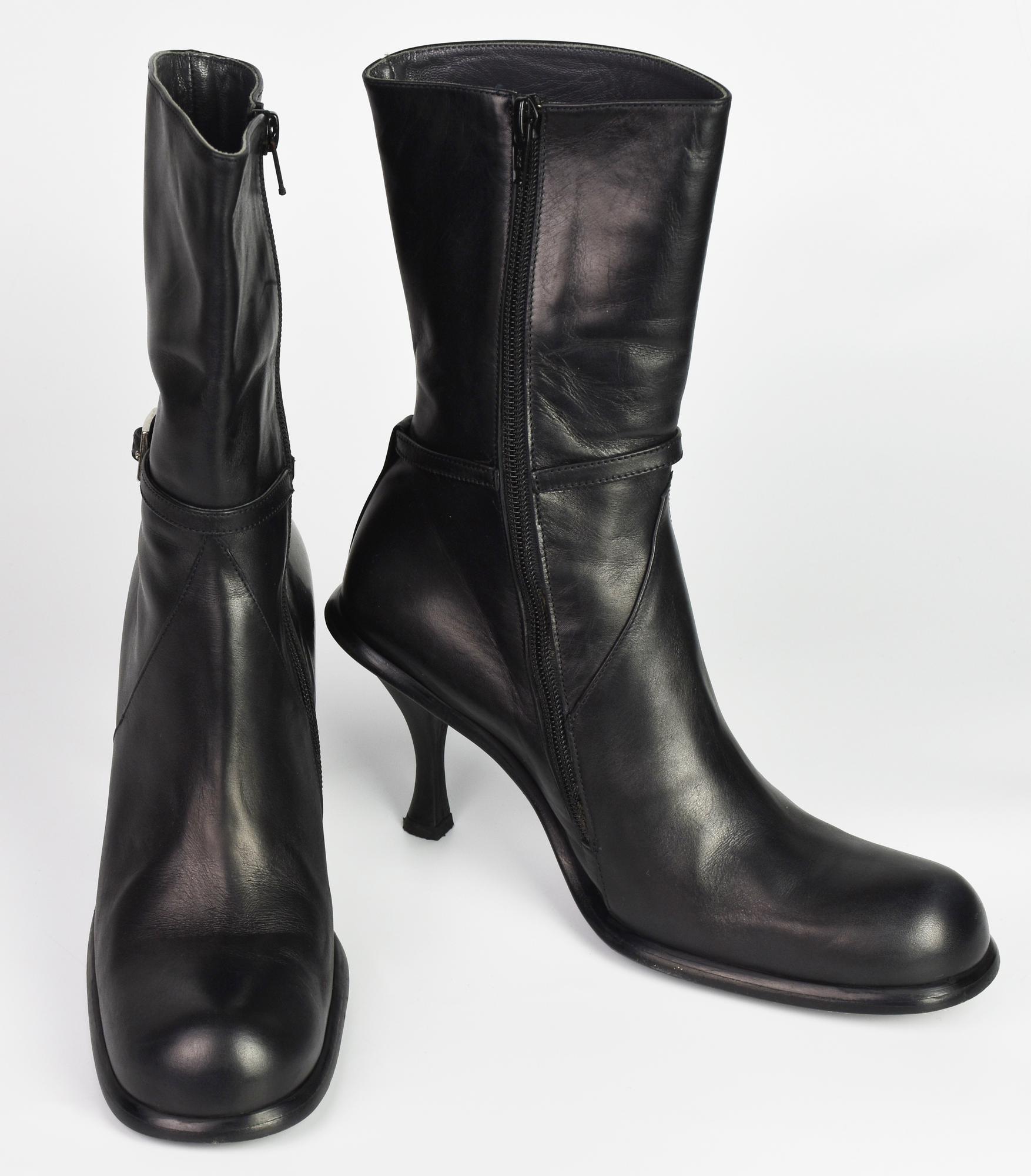 Cesare Paciotti BOOTS DESCRIPTION: Black calf leather boots with side zipper...