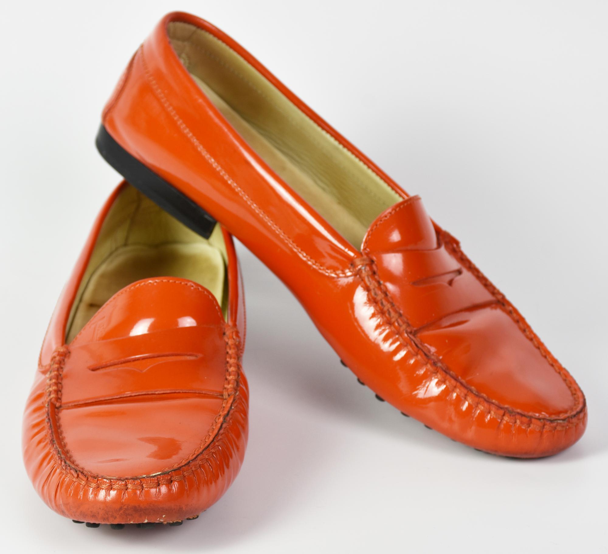 Tod's LEATHER LOAFER DESCRIPTION: Women's orange leather loafers. Size 39.5...