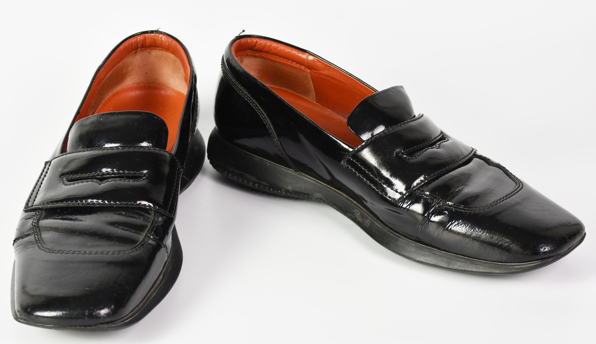 Hogan LEATHER LOAFER DESCRIPTION: Women's black leather loafers. Size 39.5...