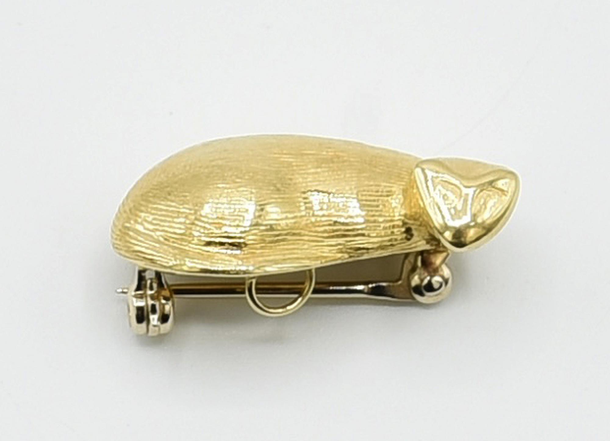 Jean-Michel Folon (1934 - 2005) SPILLA "LE CHAT", 2000 oro giallo 18K, cm...