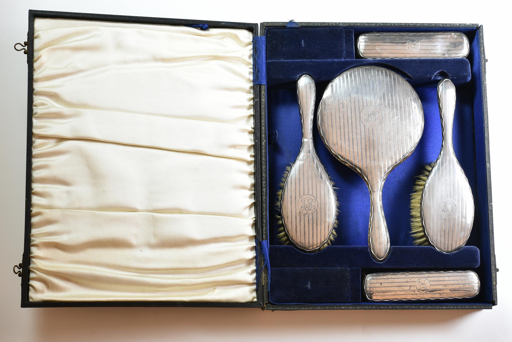 SET DA TOILETTE INGLESE, BIRMINGHAM, 1925-1926 elegante set da toilette di...