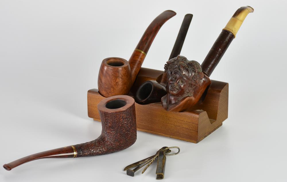 LOTTO DI QUATTRO PIPE costituito da: Pipa Savinelli in radica, cm 15,4x4x5,5...