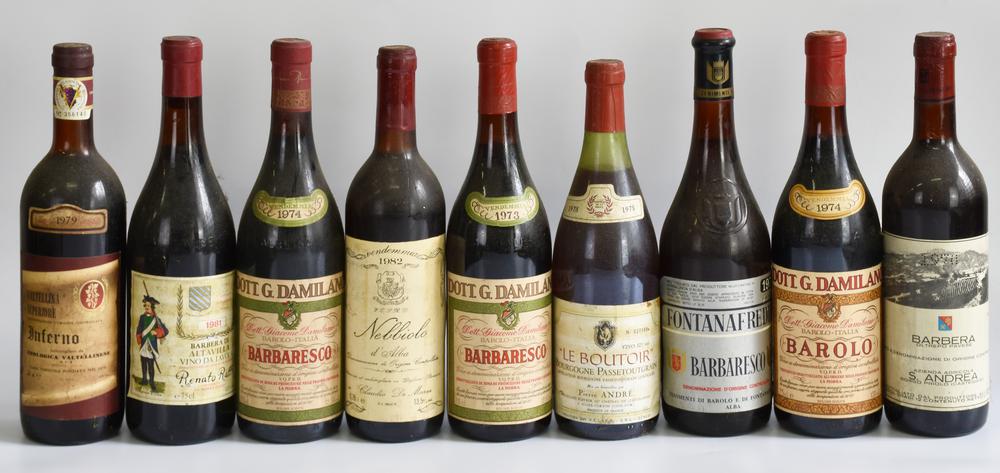 LOTTO DI NOVE BOTTIGLIE DI VINO DI VARIETA' E EPOCA DIFFERENTI