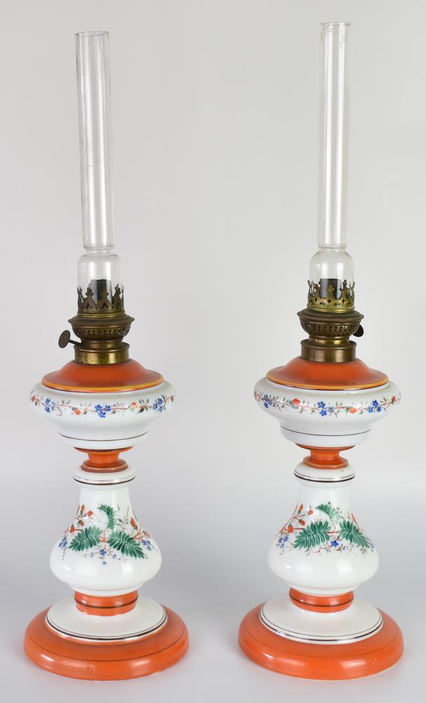 COPPIA DI LAMPADE A OLIO, 1930-1940 vetro bianco dipinto a mano con decori a...