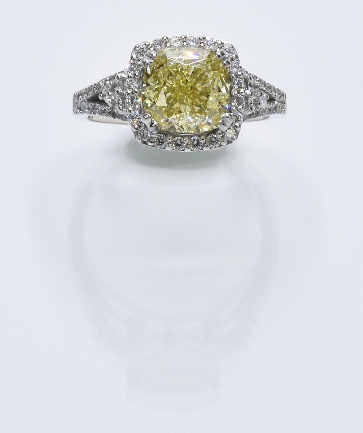 18K WHITE GOLD RING WITH FANCY YELLOW DIAMOND An exquisite white gold ring...