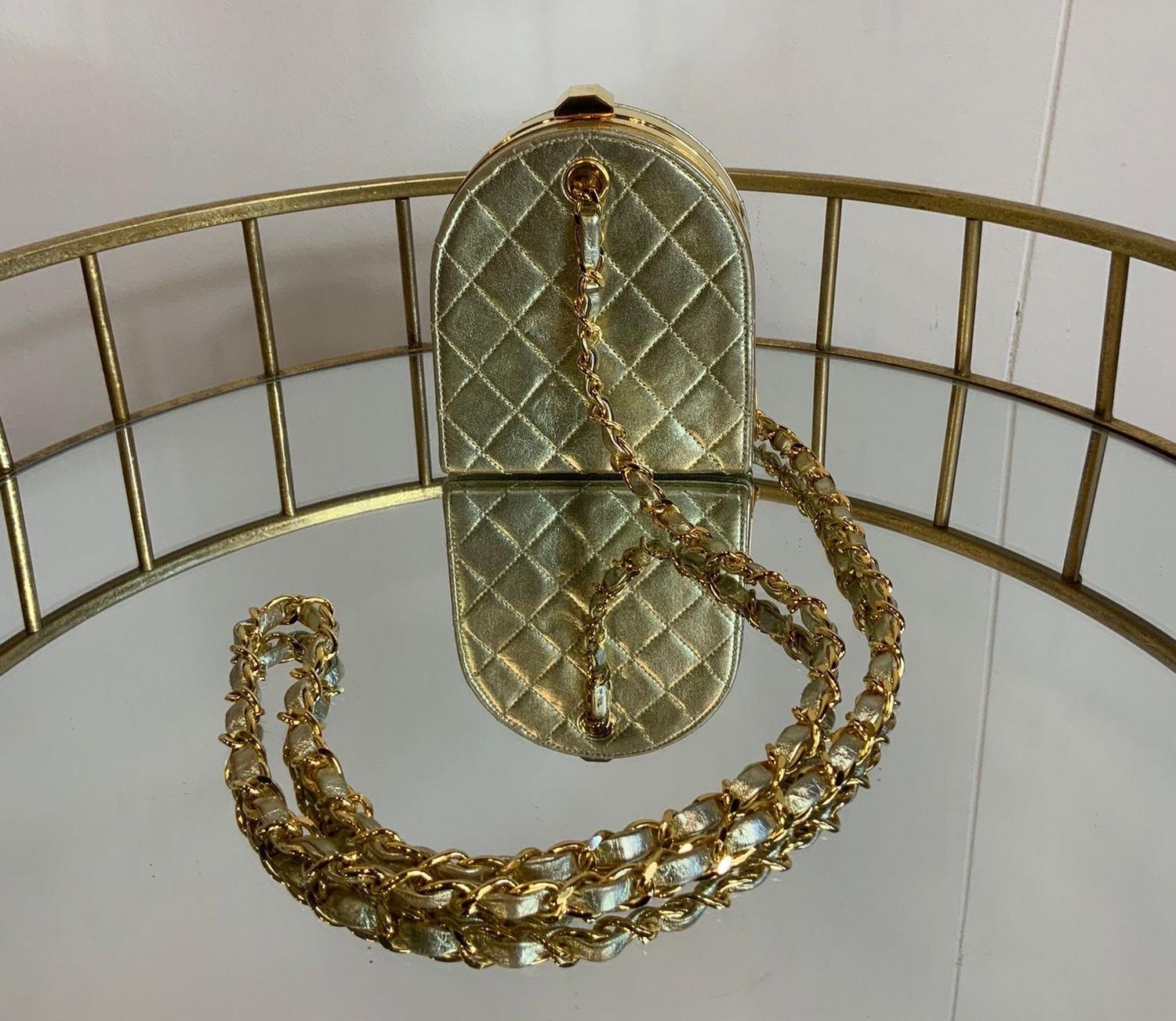 Chanel CLUTCH DESCRIPTION: Vintage Chanel bag in golden leather. With chain...