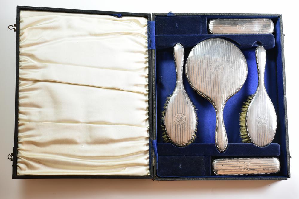 SET DA TOILETTE INGLESE, BIRMINGHAM, 1925-1926 elegante set da toilette di...